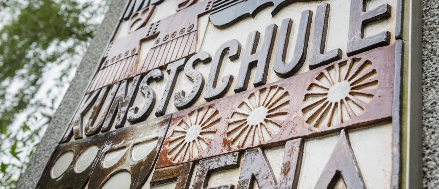 Eingangsschild aus Keramik von der Musik- und Kunstschule Jena