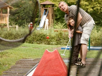 Familie_Minigolf_640x480