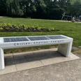 SmartBench SmartBench mit integriertem Solarpanel in einem grünen Park, ausgestattet mit dabei USB-Ladeanschlüssen.