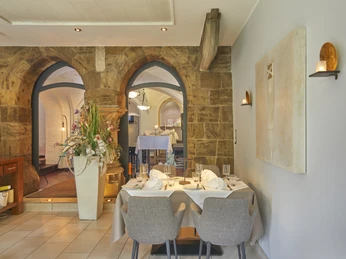 Minden - Paradiso innen3.jpg Das Bild zeigt Sitzmöglichkeiten des Restaurants.