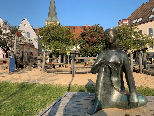 Spielplatz mit Skulptur Spielplatz mit Skulptur