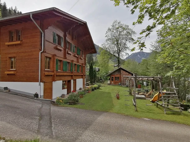 Haus mit Kinderspielplatz und Wiese