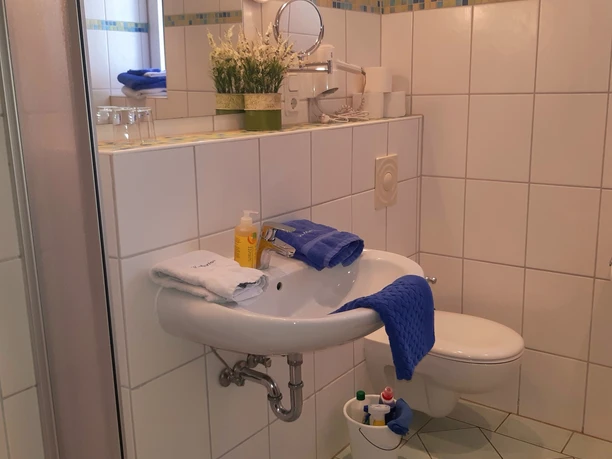 Duschbad-Ferienwohnung-Constantia.jpg Duschbad-Ferienwohnung-Constantia