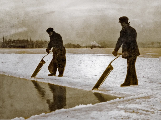 Eissägen Zwei Männer schneiden im Winter 1903 auf einem zugefrorenen See in Oberösterreich Eisblöcke.