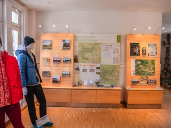 Prospektauslage und Ausstellung von Outdoor-Klamotten