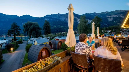 aareggstube-camping-aagregg-brienz-terrasse-gaeste-campingplatz-brienzersee.jpg