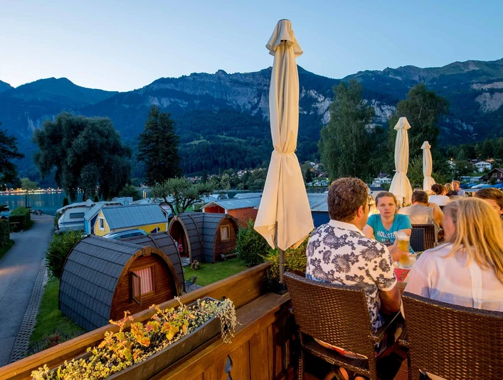 aareggstube-camping-aagregg-brienz-terrasse-gaeste-campingplatz-brienzersee.jpg