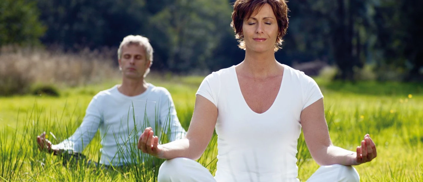 yoga-im-gras_c__imago_das_Bild_OHG_Ulrich_Terschluesen_tourist-information-willingen.jpg