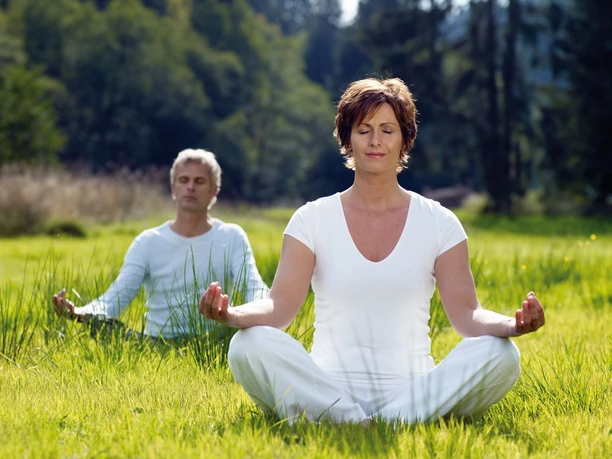 yoga-im-gras_c__imago_das_Bild_OHG_Ulrich_Terschluesen_tourist-information-willingen.jpg