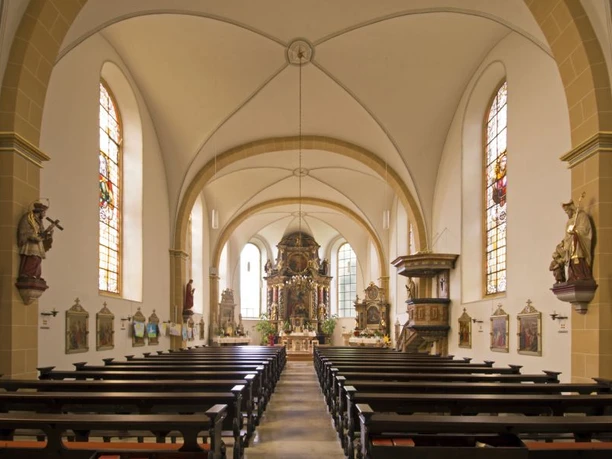 Mariä Himmelfahrt Kirche in Bad Driburg - Pömbsen Innenraum in der Mariä Himmelfahrt Kirche Pömbsen.