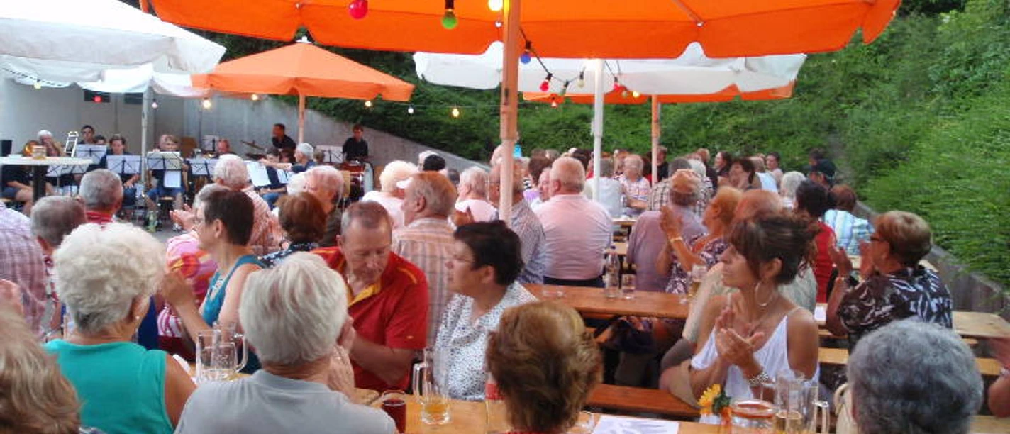 Dorfhock mit Platzkonzert im Pfarrgarten