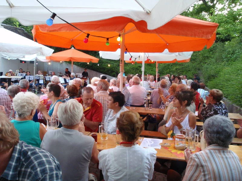 Dorfhock mit Platzkonzert im Pfarrgarten
