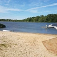 Wasserski und Wakeboard kleiner Strand