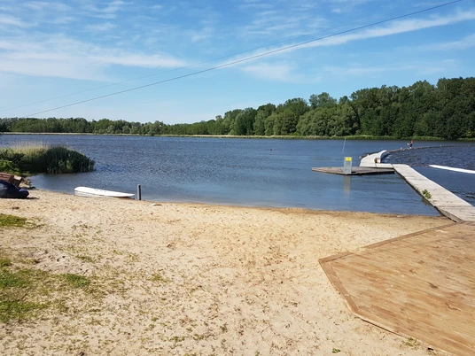 Wasserski und Wakeboard kleiner Strand