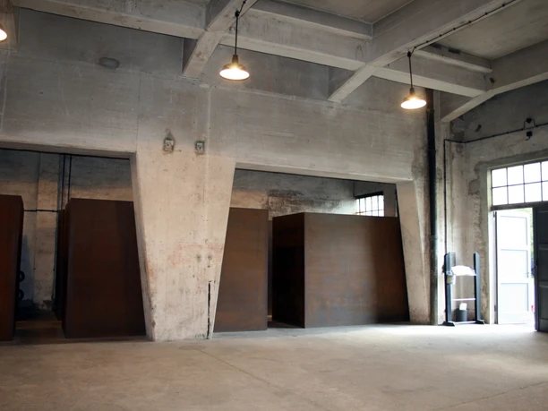 Gedenkstätte KZ Drütte_Blick auf Kuben.JPG