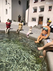 Stazüna - Simpilär Handwerk.jpeg Aufnahme von Kunst im Brunnen von Simplon Dorf
