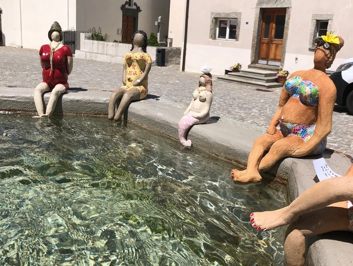 Stazüna - Simpilär Handwerk.jpeg Aufnahme von Kunst im Brunnen von Simplon DorfRecording art in the fountain of Simplon villageIntégration d'œuvres d'art dans la fontaine du village de Simplon