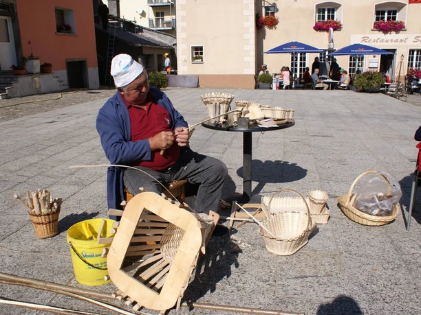 Oswald Jordan Tschiffru.jpg Photo of Oswald Jordan at work