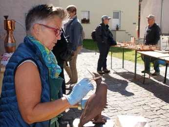 Elfi Arnold Töpfern.jpg Aufnahme von Elfi Arnold beim TöpfernPhoto of Elfi Arnold pottery makingPhoto d'Elfi Arnold en train de faire de la poterie