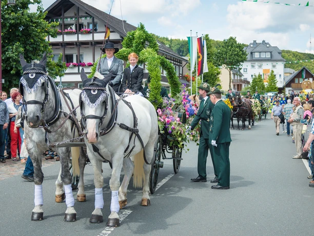hofstaat-schuetzenfest-usseln-kutsche c) schuetzenverein-usseln.jpg