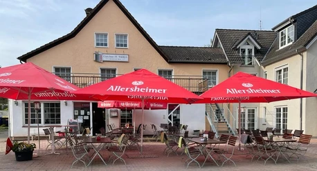 st-markus-restaurent-geastezimmer.jpg Terrasse des Gästehauses mit Tischen und Sonnenschirmen