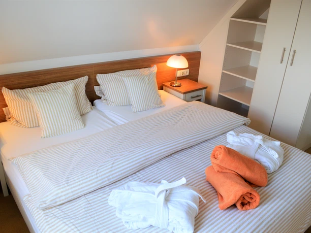 Schlafzimmer-FeWo-Flut-Haus-Wittduen
