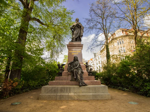 Mendelssohn-Denkmal_Musik-Komponist-Kultur_Tom-Williger_leipzig.travel.jpg Mendelssohn-Denkmal in Leipzig, Skulpturenensemble umgeben von Bäumen.