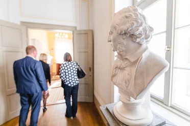 Mendelssohn-Haus Leipzig - Musikstadt Leipzig Büste von Felix Mendelssohn Bartholdy im Vordergrund, im Hintergrund Gäste des Rundgangs durch die Ausstellung im Mendelssohn-Haus, Musikstadt Leipzig, Museen, Kultur