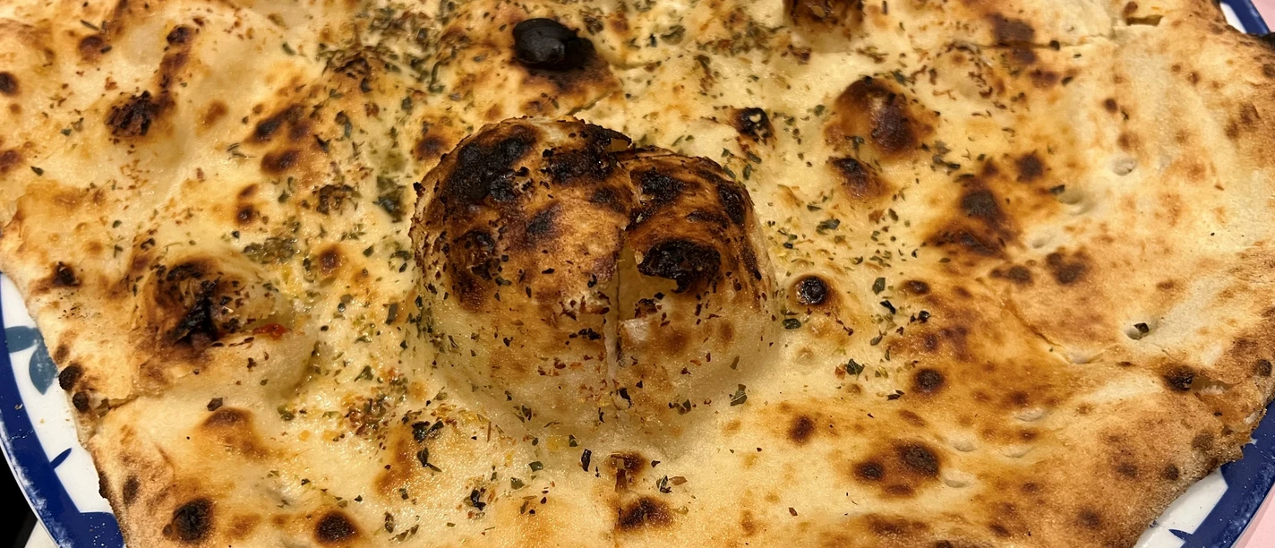 Toasted, golden-brown garlic bread with herbs gives it an aromatic scent and taste.