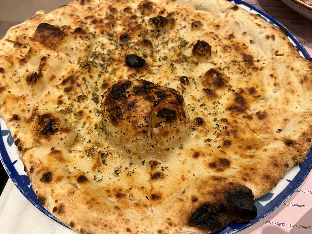 Knoblauchbrot Geröstetes, goldbraunes Knoblauchbrot mit Kräutern verleiht ihm einen aromatischen Duft und Geschmack.Toasted, golden-brown garlic bread with herbs gives it an aromatic scent and taste.Ristet, gyldenbrunt hvidløgsbrød med krydderurter giver det en aromatisk duft og smag.Geroosterd, goudbruin knoflookbrood met kruiden geeft het een aromatische geur en smaak.