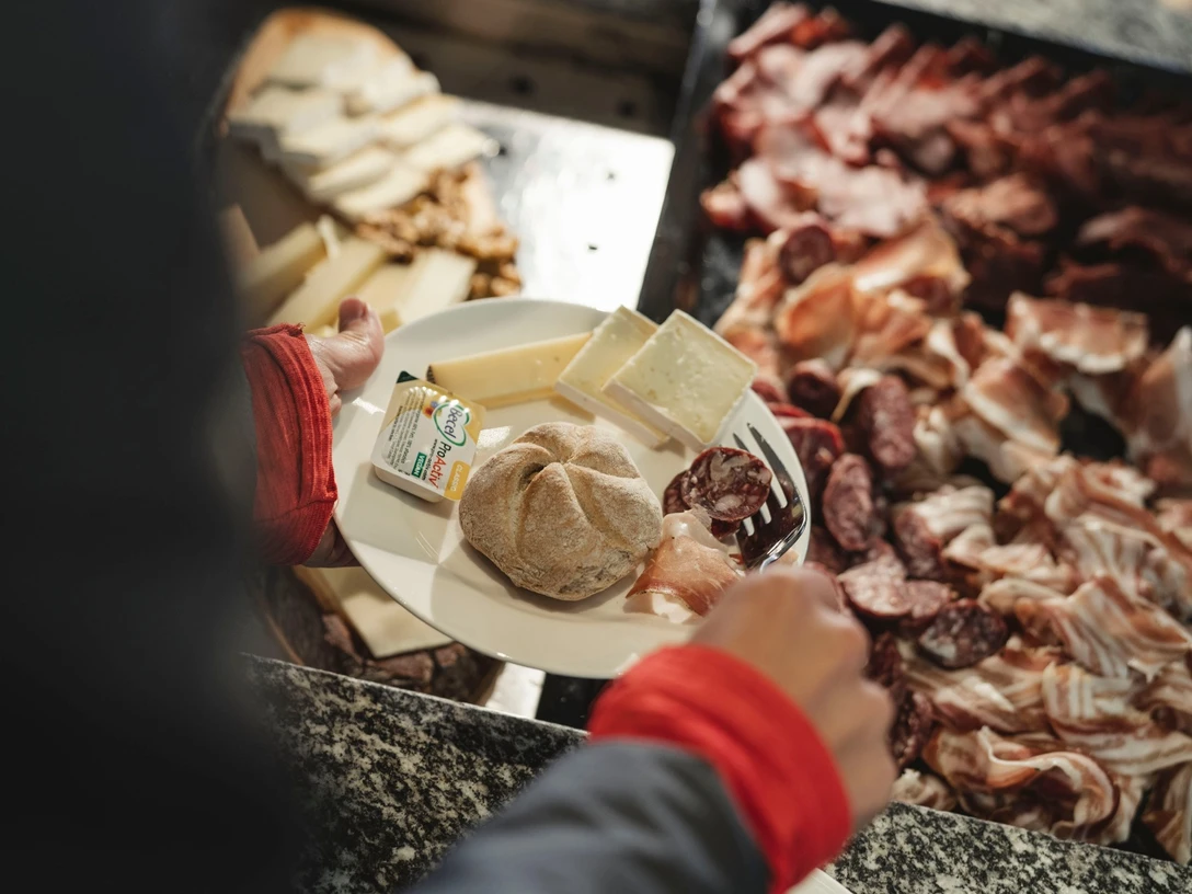 Frühstück im Restaurant Alpenlodge Fiescheralp