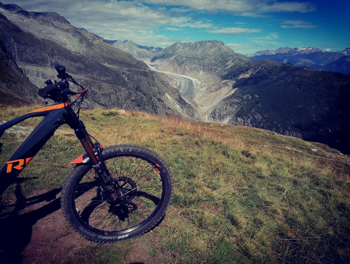 Biking next to the Aletsch Glacier Biken am AletschgletscherBiking next to the Aletsch GlacierFaire du vélo près du glacier d'Aletsch