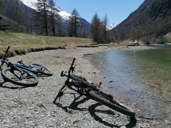 Unterwegs mit Fredy Unterwegs mit FredyOn the road with FredyEn route avec Fredy