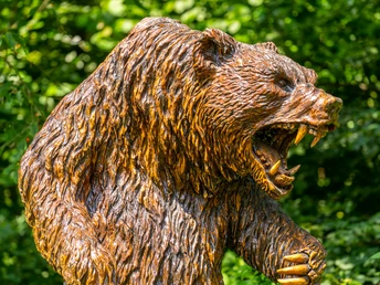 Blockhausen - bestaunt riesige Holzskulpturen im Walderlebnisdorf