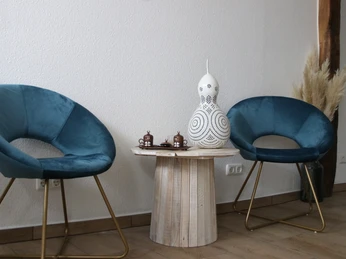 Das Bild zeigt eine Sitzgelegenheit im Café Mavi.