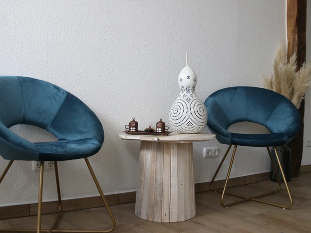 Das Bild zeigt eine Sitzgelegenheit im Café Mavi.