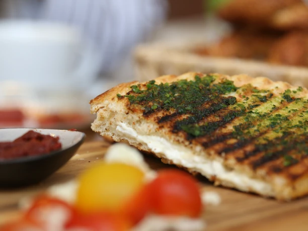 Das Bild zeigt ein Frühstück beim Café Mavi.