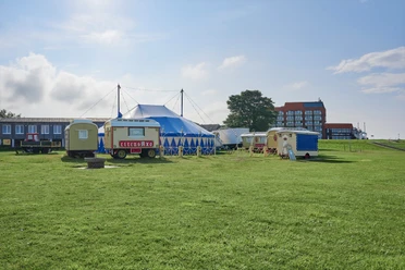 poi-circus-axo-schillig-tom-schoenfeld.jpg