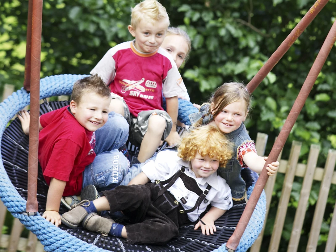 kinder-nestschaukel c) tourist-information-willingen.jpg