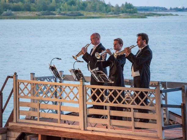 Seebühne Biedermeierstrand mit der Sächsischen Bläserphilharmonie