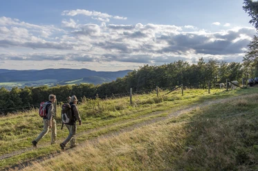 Zwei Wanderer vor toller Aussicht