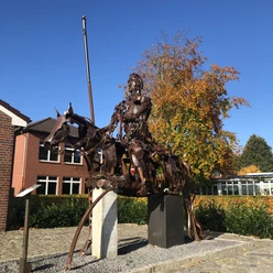 Lieblingsort-Aper Rathausmarkt-Ritter-Apen-Foto-Antje Geisler.jpg Metallskulptur eines Ritters auf Pferd aus Schrott, auf dem Rathausmarkt in Apen.