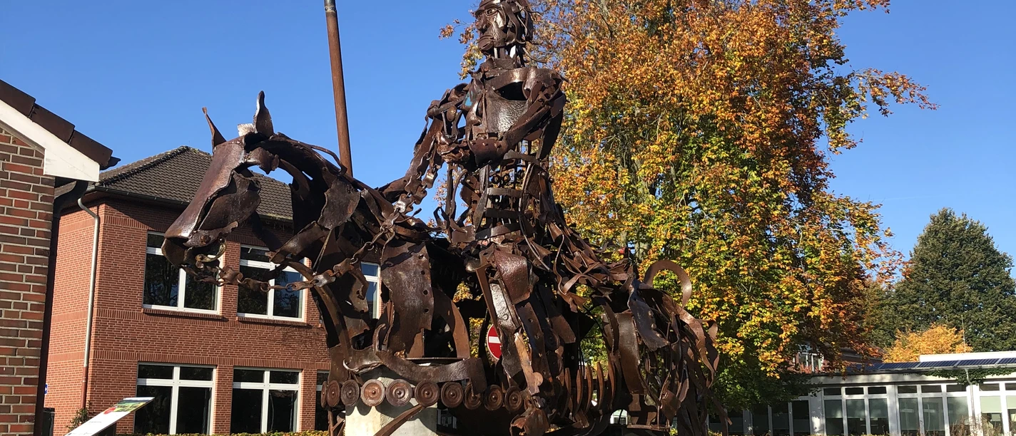 Lieblingsort-Aper Rathausmarkt-Ritter-Apen-Foto-Antje Geisler.jpg Metallskulptur eines Ritters auf Pferd aus Schrott, auf dem Rathausmarkt in Apen.