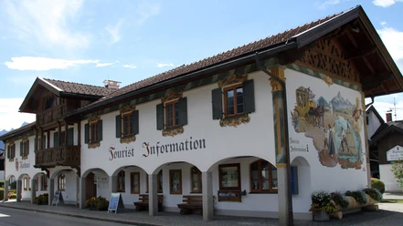 Rathaus Wallgau Tourist-Information Wallgau in traditionellem Gebäude mit Wandmalerei und Holzbalkon.