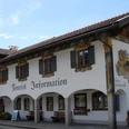 Rathaus Wallgau Tourist-Information Wallgau in traditionellem Gebäude mit Wandmalerei und Holzbalkon.