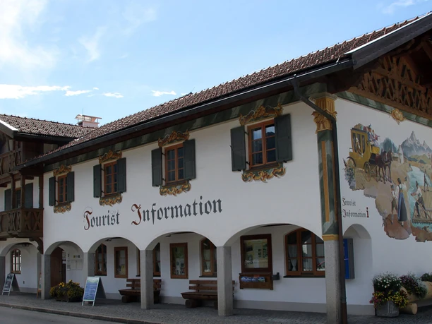 Rathaus Wallgau Tourist-Information Wallgau in traditionellem Gebäude mit Wandmalerei und Holzbalkon.