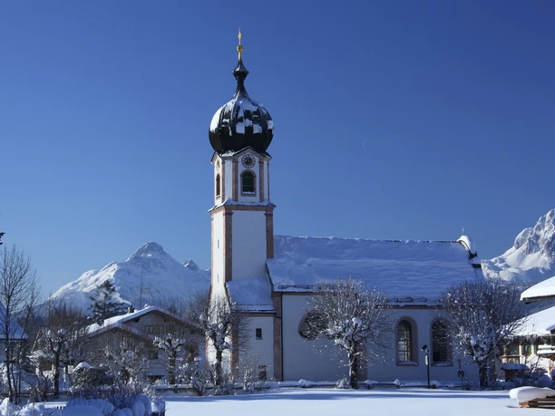 Kirche St. Sebastian in Krün Winter