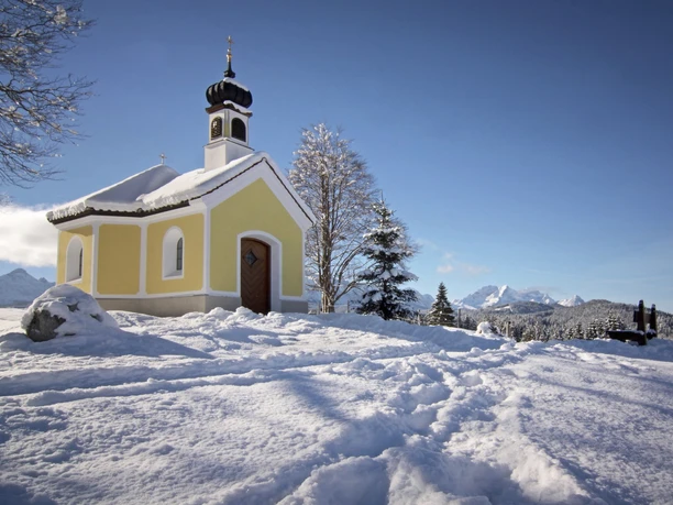Kapell Maria Rast auf den Buckelwiesen bei Krün im Winter