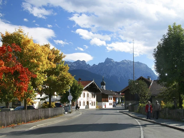 Bushaltestelle Cafe Kranzbach in Krün mit Blick auf den Maibau und das Karwendelgebirge
