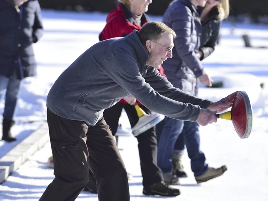 Eisstockschießen am Natur-Eisplatz in Krün Winter